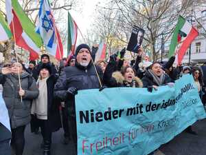 Etwa tausend Menschen demonstrierten am Samstag auf dem Kurfürstendamm ihre Solidarität mit den Protesten im Iran und für den Sturz des Mullah-Regimes.