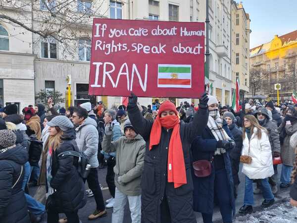Einige hundert Menschen demonstrierten am Samstag auf dem Kurfürstendamm ihre Solidarität mit den Protesten im Iran und für den Sturz des Mullah-Regimes.