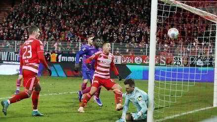 Drin oder nicht drin? Unions Marin Ljubicic ging auf Nummer sicher.