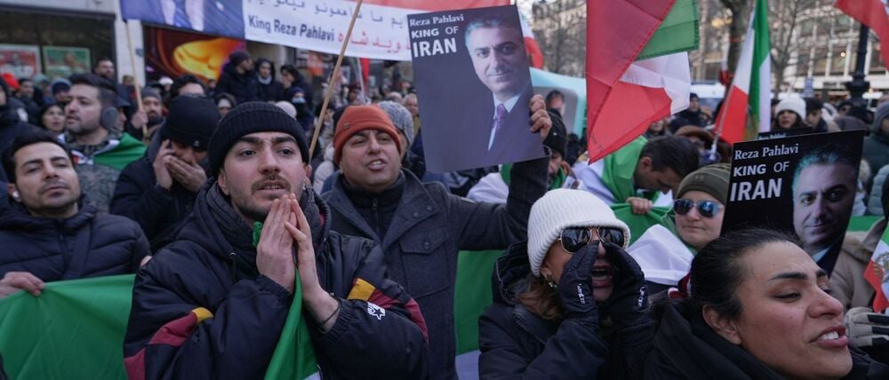 Demonstranten protestieren mit iranischen Fahnen am Kurfürstendamm.