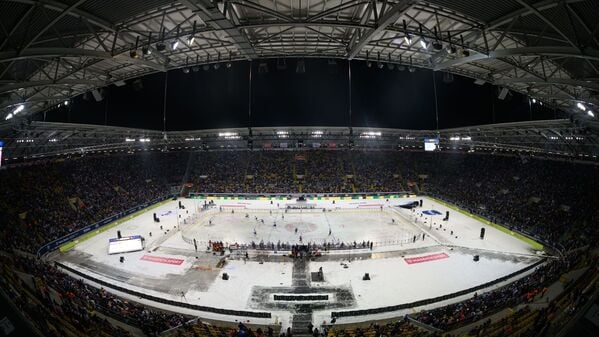 Das Dresdner Rudolf-Harbig-Stadion wurde in eine Eishockeyarena verwandelt.