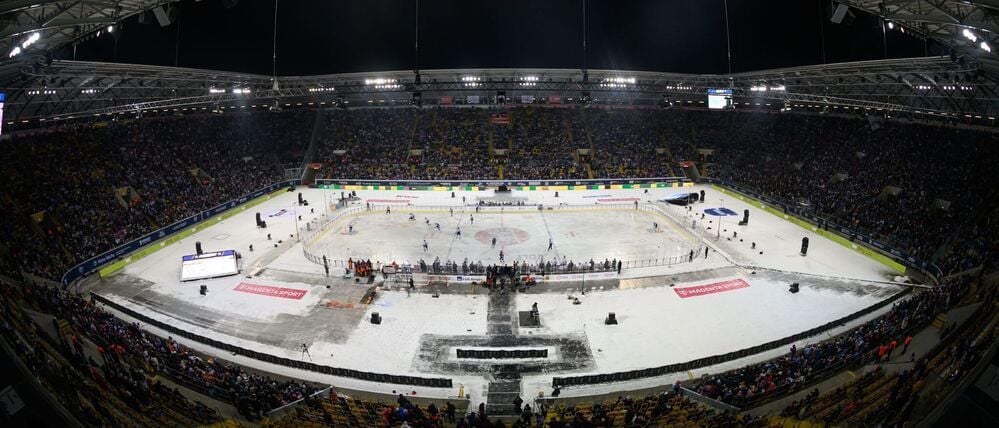 Das Dresdner Rudolf-Harbig-Stadion wurde in eine Eishockeyarena verwandelt.