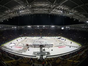 Das Dresdner Rudolf-Harbig-Stadion wurde in eine Eishockeyarena verwandelt.