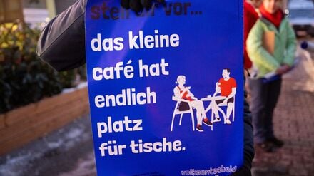 Helfer der Initiative „Verkehrsentscheid“ sammeln für das Volksbegehren Unterschriften.