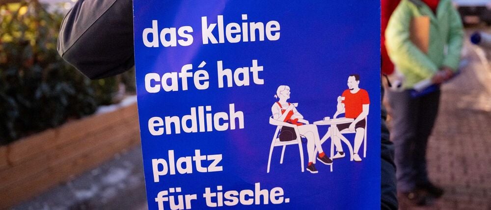 Helfer der Initiative „Verkehrsentscheid“ sammeln für das Volksbegehren Unterschriften.