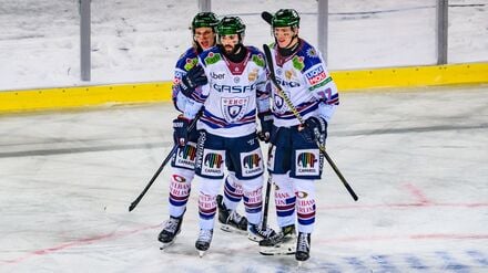 Angreifer Liam Kirk (M.) erzielte den Siegtreffer der Eisbären Berlin im Winter Game der DEL gegen die Dresdner Eislöwen.