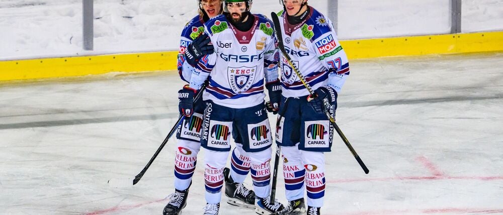 Angreifer Liam Kirk (M.) erzielte den Siegtreffer der Eisbären Berlin im Winter Game der DEL gegen die Dresdner Eislöwen.