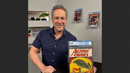 Vincent Zurzolo, Präsident von Metropolis Collectibles/Comic Connect, zeigt die erste und seltene Ausgabe von 1938 des Comic-Heftes von Action Comics, das die Welt mit Superman bekannt machte. 