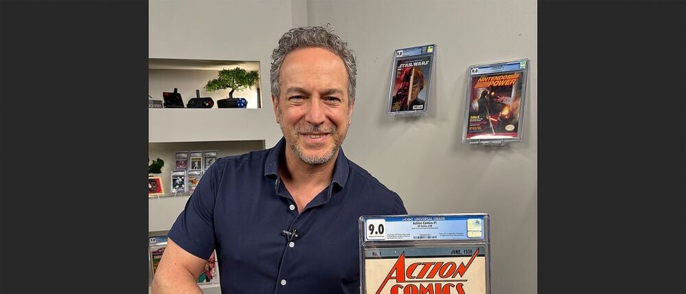 Vincent Zurzolo, Präsident von Metropolis Collectibles/Comic Connect, zeigt die erste und seltene Ausgabe von 1938 des Comic-Heftes von Action Comics, das die Welt mit Superman bekannt machte. 