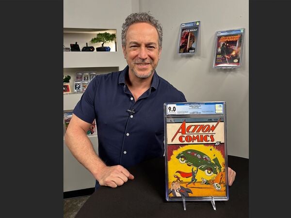 HANDOUT - 05.01.2026, USA, New York: Vincent Zurzolo, Präsident von Metropolis Collectibles/Comic Connect, zeigt die erste und seltene Ausgabe von 1938 des Comic-Heftes von Action Comics, das die Welt mit Superman bekannt machte. Das Heft, das damals 10 Cents kostete, hat einen Millionen-Rekord aufgestellt und wurde für 15 Millionen Dollar (knapp 13 Millionen Euro) von einem Sammler gekauft, der anonym bleiben wollte, wie das New Yorker Unternehmen Metropolis Collectibles/ComicConnect mitteilte. Foto: Andrew Wilson/Metropolis Collectibles Inc/AP/dpa - ACHTUNG: Nur zur redaktionellen Verwendung im Zusammenhang mit der aktuellen Berichterstattung und nur mit vollständiger Nennung des vorstehenden Credits +++ dpa-Bildfunk +++