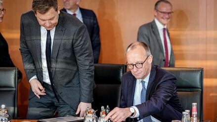 07.01.2026, Berlin: Lars Klingbeil (l, SPD), Bundesminister der Finanzen, Vizekanzler und SPD-Bundesvorsitzender, und Bundeskanzler Friedrich Merz (CDU) nehmen an der Sitzung des Bundeskabinetts im Bundeskanzleramt teil. Foto: Kay Nietfeld/dpa +++ dpa-Bildfunk +++