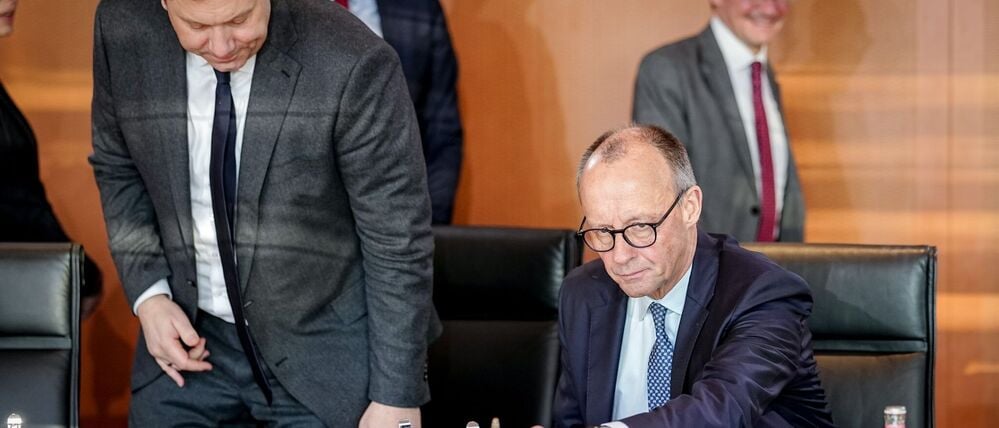 07.01.2026, Berlin: Lars Klingbeil (l, SPD), Bundesminister der Finanzen, Vizekanzler und SPD-Bundesvorsitzender, und Bundeskanzler Friedrich Merz (CDU) nehmen an der Sitzung des Bundeskabinetts im Bundeskanzleramt teil. Foto: Kay Nietfeld/dpa +++ dpa-Bildfunk +++