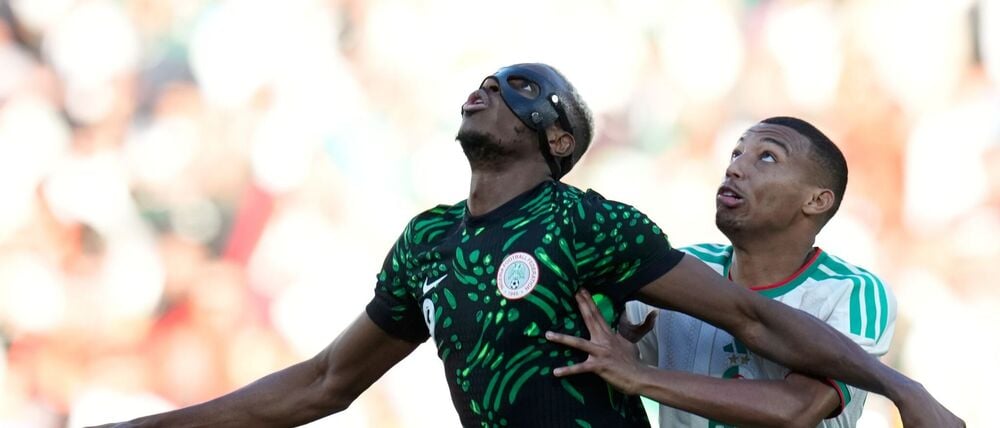 Immer den Ball im Blick: Victor Osimhen (l)