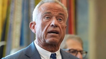 US-Gesundheitsminister Robert F. Kennedy Jr. spricht im Weißen Haus.