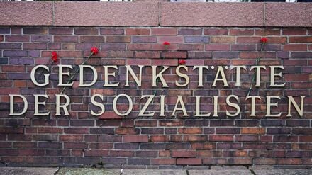 An der Gedenkstätte der Sozialisten am Zentralfriedhof Berlin-Friedrichsfelde wird traditionell an die Ermordung Rosa Luxemburg und Karl Liebknecht erinnert.