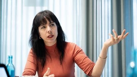 Linke-Spitzenkandidatin Elif Eralp setzt sich für mehr Mitsprachemöglichkeiten von Jugendlichen ein. (Archivbild)