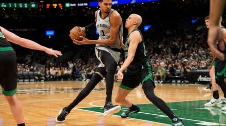 Wembanyama (links) kam von der Bank und war dennoch der erfolgreichste Werfer für die Spurs.