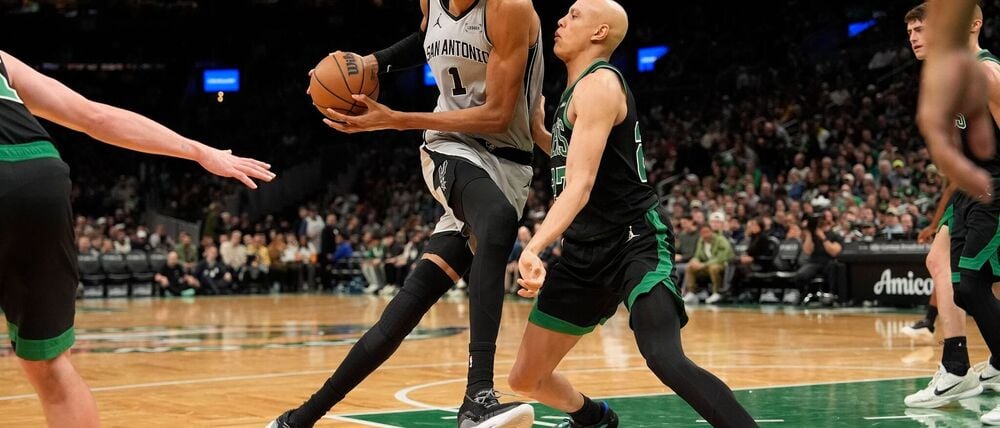 Wembanyama (links) kam von der Bank und war dennoch der erfolgreichste Werfer für die Spurs.