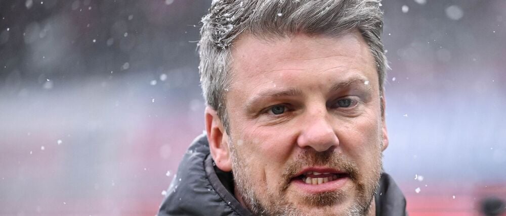 Kölns Trainer Lukas Kwasniok musste nach dem 2:2 in Heidenheim zu einem Fan-Plakat Stellung nehmen.