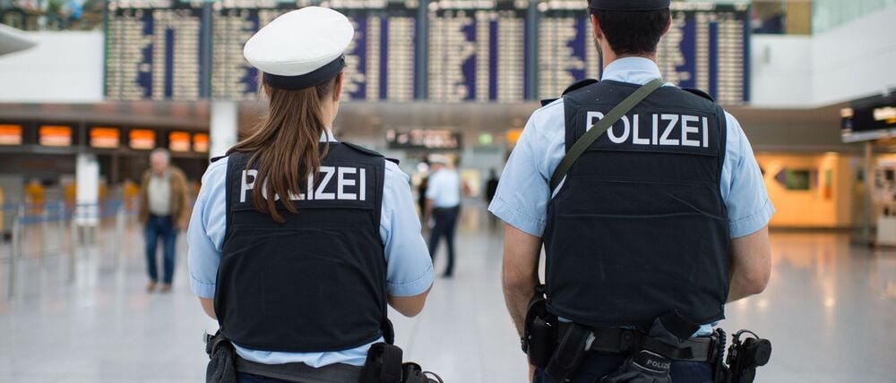 In Deutschland gibt es keinen Abgleich zwischen Bordkarte und Ausweis beim Einsteigen ins Flugzeug. (Symbolbild)