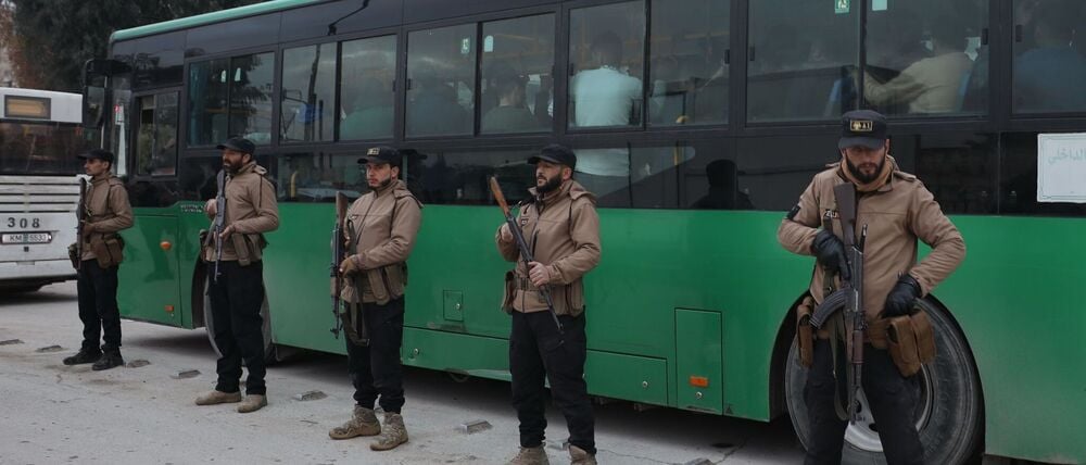 Berichten zufolge haben die letzten kurdischen Kämpfer Aleppo in Bussen verlassen.  