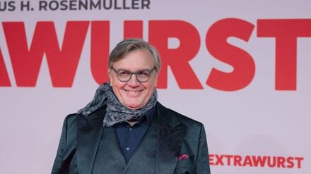 Hape Kerkeling spielt in der Gesellschaftssatire „Extrawurst“ den Vorsitzenden eines Tennisclubs. (Archivbild)