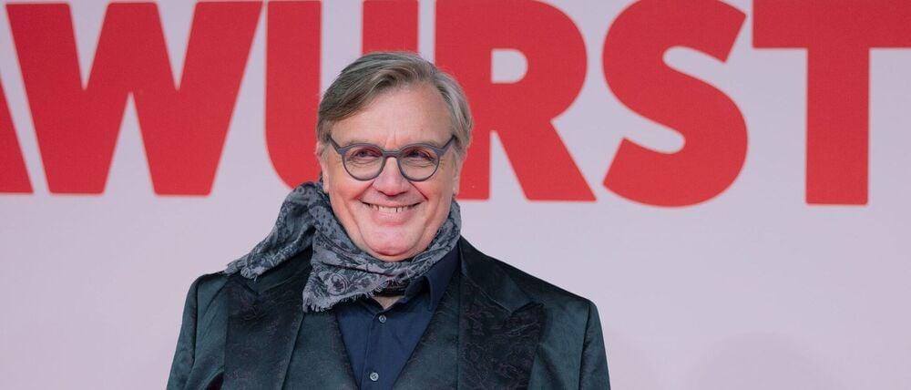 Hape Kerkeling spielt in der Gesellschaftssatire „Extrawurst“ den Vorsitzenden eines Tennisclubs. (Archivbild)