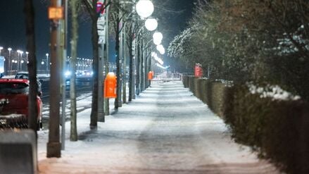Glatteis könnte in den kommenden Tagen auch auf den Fußwegen für Gefahr sorgen. (Symbolbild)