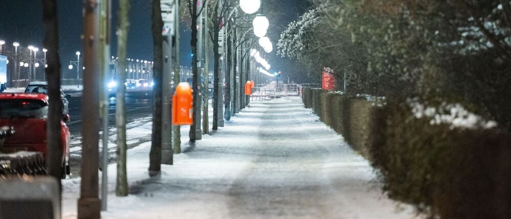 Glatteis könnte in den kommenden Tagen auch auf den Fußwegen für Gefahr sorgen. (Symbolbild)