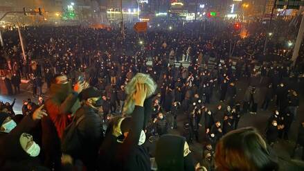 Menschen protestieren am 10. Januar 2026 in Teheran.