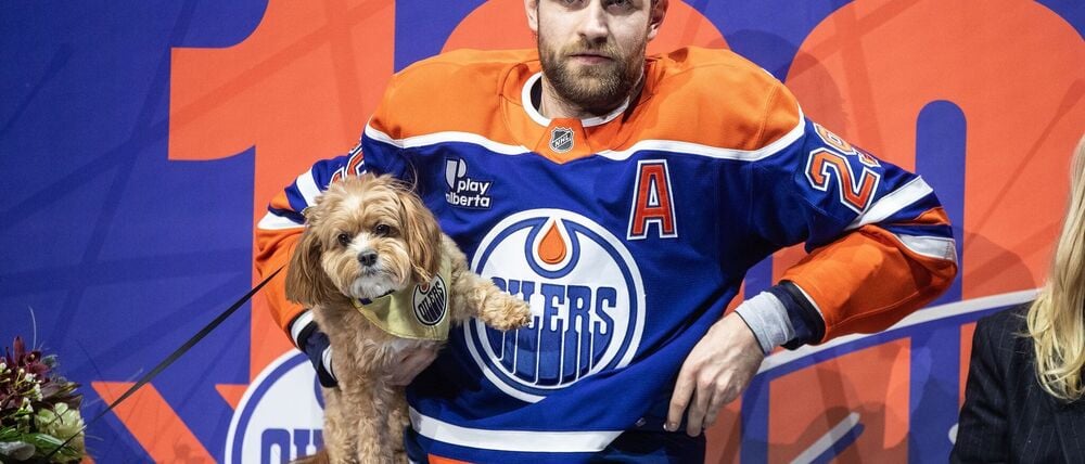 Leon Draisaitl mit seinem Hund Bowie.