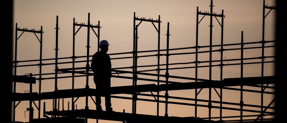 Ein Arbeiter auf einer Baustelle.