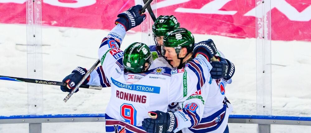 Nach einem harten Kampf bejubeln die Eisbären den Siegtreffer.