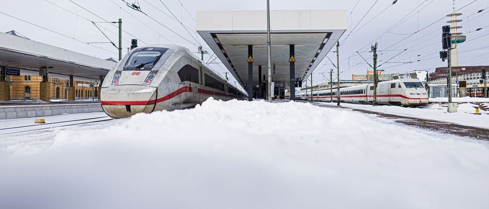 Der Fernverkehr auf den wetterbedingt gesperrten Hauptstrecken soll nun wieder anlaufen. 