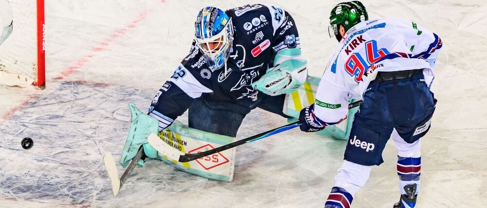 Liam Kirk erzielt den Siegtreffer der Eisbären Berlin gegen die Dresdner Eislöwen.