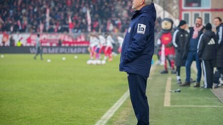 Mainz-Trainer Urs Fischer blickt auf das Spielfeld der Alten Försterei. 