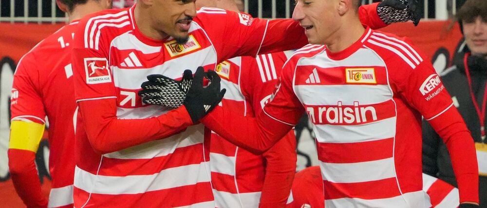 Danilho Doekhi (l) und Marin Ljubicic (1. FC Union Berlin) bejubeln den 2:2-Ausgleichstreffer.