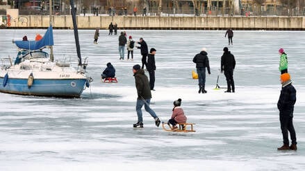Keine Chance für Segelboote: In der Rummelsburger Bucht waren viele Menschen am Samstag mit Schlittschuhen und Schlitten auf dem Eis – oder einfach spazierend.