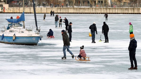 Keine Chance für Segelboote: In der Rummelsburger Bucht waren viele Menschen am Samstag mit Schlittschuhen und Schlitten auf dem Eis – oder einfach spazierend.