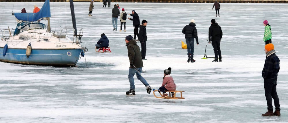 Keine Chance für Segelboote: In der Rummelsburger Bucht waren viele Menschen am Samstag mit Schlittschuhen und Schlitten auf dem Eis – oder einfach spazierend.