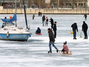 Keine Chance für Segelboote: In der Rummelsburger Bucht waren viele Menschen am Samstag mit Schlittschuhen und Schlitten auf dem Eis – oder einfach spazierend.