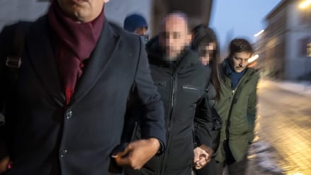 Jacques und Jessica M. (Mitte) werden zu ersten Vernehmung geführt.