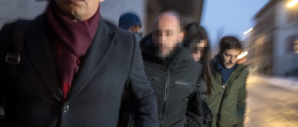 Jacques und Jessica M. (Mitte) werden zu ersten Vernehmung geführt.