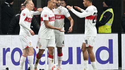 Matchwinner Jamie Leweling holt sich die Glückwünsche seiner Stuttgarter Teamkollegen ab