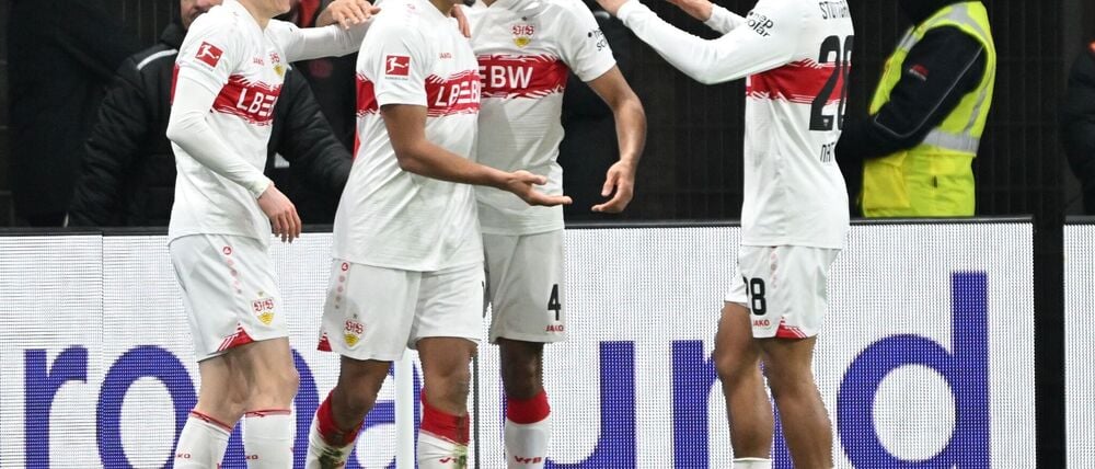 Matchwinner Jamie Leweling holt sich die Glückwünsche seiner Stuttgarter Teamkollegen ab