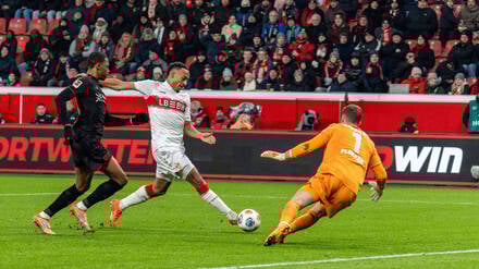 Jamie Leweling überwindet hier Leverkusens Torwart Mark Flekken zur Führung für den VfB Stuttgart.