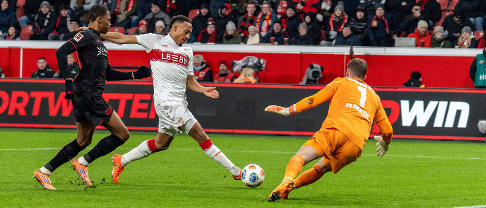 Jamie Leweling überwindet hier Leverkusens Torwart Mark Flekken zur Führung für den VfB Stuttgart. 