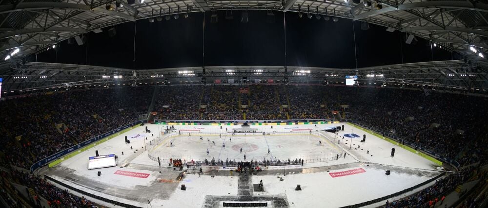 DEL Wintergame begeistert Spieler und Fans im Dresdner Rudolf-Harbig-Stadion.