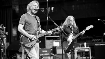 Stille Legende. Bob Weir an der Seite von Warren Haynes (rechts) bei einem Konzert im Jahr 2009.
