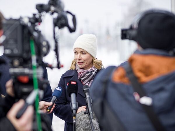 11.01.2025, Niedersachsen, Hannover: Evelyn Palla, Vorstandsvorsitzende der Deutschen Bahn, gibt im Hauptbahnhof Hannover ein Pressestatement zum Zugverkehr während des Winterwetters ab. Foto: Moritz Frankenberg/dpa +++ dpa-Bildfunk +++